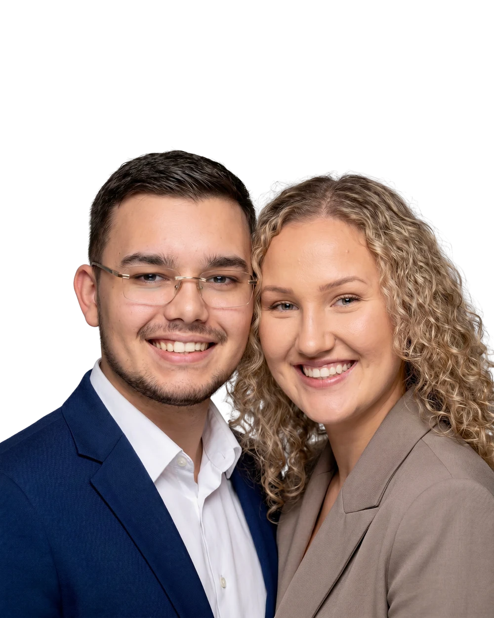 Twee mensen naast elkaar die lachend in de camera kijken, in een donkerblauw en een beige colbert